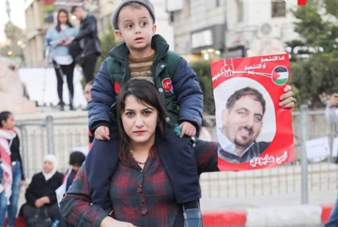 Vrouw van Ubai Aboudi tijdens manifestatie voor zijn vrijlating